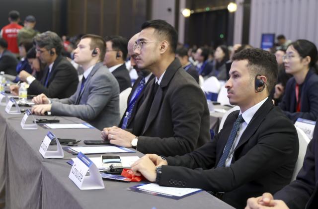 (251225) -- GUANGZHOU, Dec. 25, 2025 (Xinhua) -- Participants attend the 2025 Conference on High-Quality Development of Low-Altitude Economy in Guangdong-Hong Kong-Macao Greater Bay Area (GBA) in Guangzhou, south China's Guangdong Province, Dec. 25, 2025.
  The conference convened in south China's Guangzhou city Thursday, gathering government officials, industry leaders and academics to chart a course for innovation-driven growth.
   The conference yielded substantial collaboration outcomes, with cities including Hong Kong, Macao, Guangzhou and Zhuhai inking agreements spanning government-enterprise partnerships, research alliances and operational innovations. (Xinhua/Lu Hanxin)
