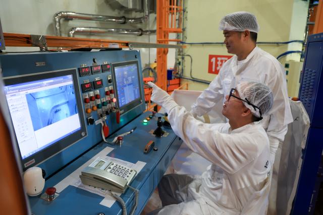 (251225) -- HUIZHOU, Dec. 25, 2025 (Xinhua) -- Engineers make preparation for the fuel loading in the Taipingling nuclear power project in south China's Guangdong Province, Dec. 23, 2025.
  The fuel loading for Unit 1 of China General Nuclear Power Group's (CGN) Taipingling nuclear power project in Guangdong commenced on Wednesday.
  The unit uses Hualong One technology, a domestically developed third-generation reactor design. It is the first Hualong One project in the Guangdong-Hong Kong-Macao Greater Bay Area. (Xinhua/Mao Siqian)