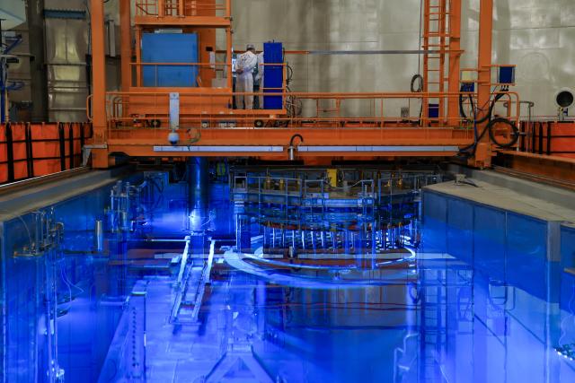 (251225) -- HUIZHOU, Dec. 25, 2025 (Xinhua) -- Engineers make preparation for the fuel loading in the Taipingling nuclear power project in south China's Guangdong Province, Dec. 23, 2025.
  The fuel loading for Unit 1 of China General Nuclear Power Group's (CGN) Taipingling nuclear power project in Guangdong commenced on Wednesday.
  The unit uses Hualong One technology, a domestically developed third-generation reactor design. It is the first Hualong One project in the Guangdong-Hong Kong-Macao Greater Bay Area. (Xinhua/Mao Siqian)