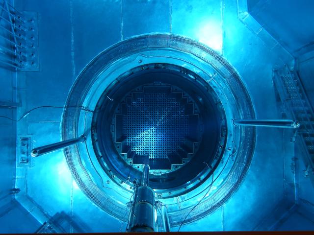 (251225) -- HUIZHOU, Dec. 25, 2025 (Xinhua) -- This photo taken on Dec. 24, 2025 shows the fuel loading process at the Taipingling nuclear power project in south China's Guangdong Province.
  The fuel loading for Unit 1 of China General Nuclear Power Group's (CGN) Taipingling nuclear power project in Guangdong commenced on Wednesday.
  The unit uses Hualong One technology, a domestically developed third-generation reactor design. It is the first Hualong One project in the Guangdong-Hong Kong-Macao Greater Bay Area. (Xinhua)