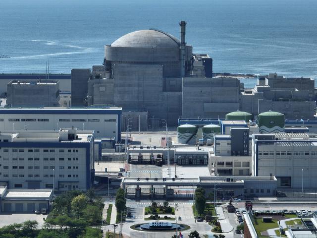 (251225) -- HUIZHOU, Dec. 25, 2025 (Xinhua) -- This photo taken on Sept. 18, 2025 shows a view of Unit 1 of the Taipingling nuclear power project in south China's Guangdong Province.
  The fuel loading for Unit 1 of China General Nuclear Power Group's (CGN) Taipingling nuclear power project in Guangdong commenced on Wednesday.
  The unit uses Hualong One technology, a domestically developed third-generation reactor design. It is the first Hualong One project in the Guangdong-Hong Kong-Macao Greater Bay Area. (Photo by Ke Yongchu/Xinhua)