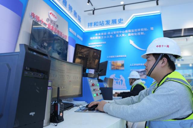 (251225) -- QUZHOU, Dec. 25, 2025 (Xinhua) -- A technician monitors the operation at the beam fabrication site of the Quzhou-Lishui railway, in Quzhou, east China's Zhejiang Province on Dec. 25, 2025. The 160-km rail line linking Quzhou City and Lishui City in east China's Zhejiang Province will further improve the regional railway network, effectively promote local tourism development. (Xinhua/Huang Zongzhi)