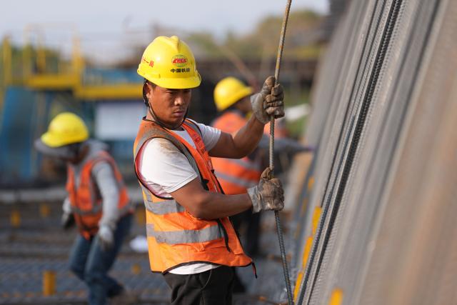 (251225) -- QUZHOU, Dec. 25, 2025 (Xinhua) -- Builders work at the beam fabrication site of the Quzhou-Lishui railway, in Quzhou, east China's Zhejiang Province on Dec. 25, 2025. The 160-km rail line linking Quzhou City and Lishui City in east China's Zhejiang Province will further improve the regional railway network, effectively promote local tourism development. (Xinhua/Huang Zongzhi)