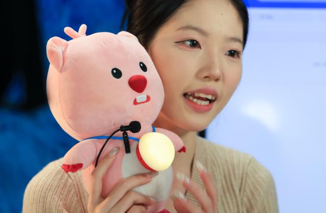 (251225) -- SHENZHEN, Dec. 25, 2025 (Xinhua) -- A livestreamer promotes AI toys at the headquarters of toy company Haivivi in Shenzhen, south China's Guangdong Province, Oct. 31, 2025.
  As a major toy producer in China, Guangdong has leveraged its industrial advantages to accelerate the AI development of toy manufacturing.
  AI toys feature human-machine interaction, diverse product forms, varied application scenarios and a broad target audience. (Xinhua/Huo Siying)