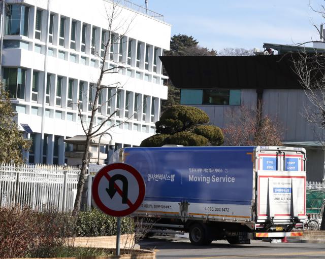 (251225) -- SEOUL, Dec. 25, 2025 (Xinhua) -- A truck drives into the office area near Cheong Wa Dae in Seoul, South Korea, Dec. 22, 2025. South Korea's presidential office will officially return to Cheong Wa Dae, which is widely known as the Blue House, at midnight on Dec. 29, Yonhap News Agency reported on Wednesday. (Xinhua/Yao Qilin)