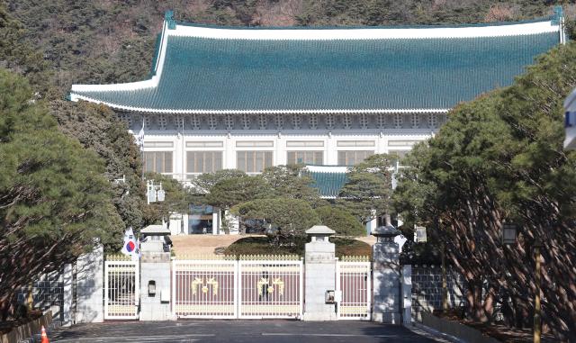 (251225) -- SEOUL, Dec. 25, 2025 (Xinhua) -- This photo taken on Dec. 22, 2025 shows a view of Cheong Wa Dae in Seoul, South Korea. South Korea's presidential office will officially return to Cheong Wa Dae, which is widely known as the Blue House, at midnight on Dec. 29, Yonhap News Agency reported on Wednesday. (Xinhua/Yao Qilin)
