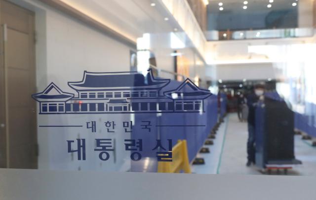 (251225) -- SEOUL, Dec. 25, 2025 (Xinhua) -- Staff members transport office supplies out of the presidential office in Yongsan, Seoul, South Korea, on Dec. 22, 2025. South Korea's presidential office will officially return to Cheong Wa Dae, which is widely known as the Blue House, at midnight on Dec. 29, Yonhap News Agency reported on Wednesday. (Xinhua/Yao Qilin)