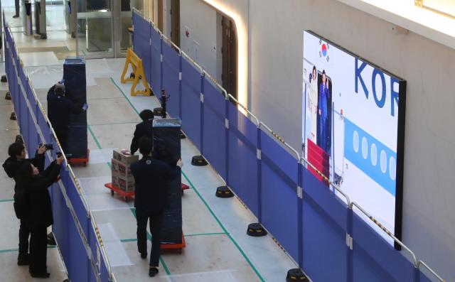 (251225) -- SEOUL, Dec. 25, 2025 (Xinhua) -- Staff members transport office supplies out of the presidential office in Yongsan, Seoul, South Korea, on Dec. 22, 2025. South Korea's presidential office will officially return to Cheong Wa Dae, which is widely known as the Blue House, at midnight on Dec. 29, Yonhap News Agency reported on Wednesday. (Xinhua/Yao Qilin)