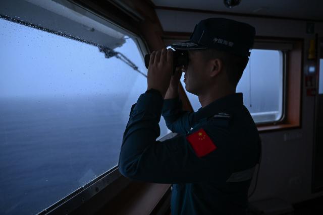 (251225) -- SOUTH CHINA SEA, Dec. 25, 2025 (Xinhua) -- A law enforcer observes on the China Coast Guard (CCG) vessel Huangyan during a patrol mission in the territorial waters of China's Huangyan Dao, Nov. 22, 2025.
  The CCG vessel Huangyan conducted routine patrols in the territorial waters of China's Huangyan Dao from November to December. 
  The operations of CCG vessels aimed to strengthen the management and control of the related maritime areas and firmly safeguard China's territorial sovereignty and maritime rights and interests. (Xinhua/Bei He)