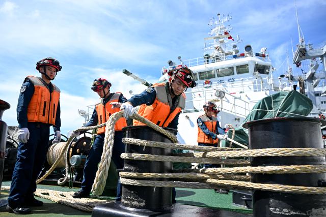 (251225) -- SOUTH CHINA SEA, Dec. 25, 2025 (Xinhua) -- Law enforcers work on the China Coast Guard (CCG) vessel Huangyan during a patrol mission in the territorial waters of China's Huangyan Dao, Nov. 30, 2025.
  The CCG vessel Huangyan conducted routine patrols in the territorial waters of China's Huangyan Dao from November to December. 
  The operations of CCG vessels aimed to strengthen the management and control of the related maritime areas and firmly safeguard China's territorial sovereignty and maritime rights and interests. (Xinhua/Bei He)