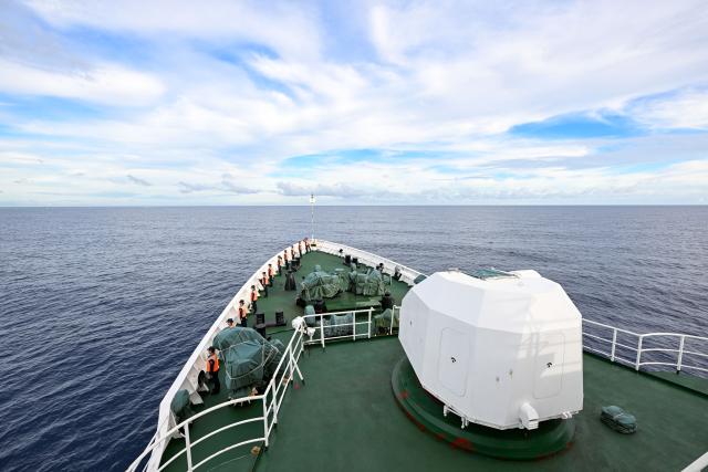 (251225) -- SOUTH CHINA SEA, Dec. 25, 2025 (Xinhua) -- China Coast Guard (CCG) vessel Huangyan patrols in the territorial waters of China's Huangyan Dao on Dec. 18, 2025.
  The CCG vessel Huangyan conducted routine patrols in the territorial waters of China's Huangyan Dao from November to December. 
  The operations of CCG vessels aimed to strengthen the management and control of the related maritime areas and firmly safeguard China's territorial sovereignty and maritime rights and interests. (Xinhua/Bei He)