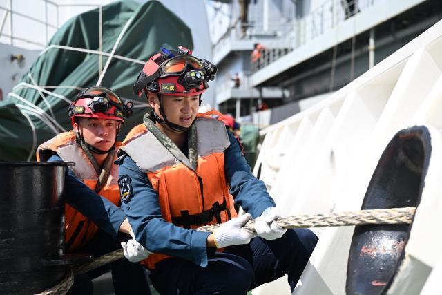 (251225) -- SOUTH CHINA SEA, Dec. 25, 2025 (Xinhua) -- Law enforcers work on the China Coast Guard (CCG) vessel Huangyan during a patrol mission in the territorial waters of China's Huangyan Dao, Nov. 30, 2025.
  The CCG vessel Huangyan conducted routine patrols in the territorial waters of China's Huangyan Dao from November to December. 
  The operations of CCG vessels aimed to strengthen the management and control of the related maritime areas and firmly safeguard China's territorial sovereignty and maritime rights and interests. (Xinhua/Bei He)