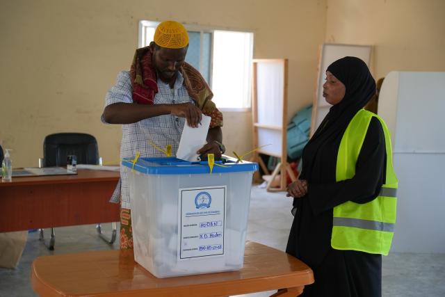 (251225) -- MOGADISHU, Dec. 25, 2025 (Xinhua) -- A Somali voter casts his vote at a polling station in Mogadishu, Somalia, Dec. 25, 2025. More than 500,000 voters in Somalia's capital, Mogadishu, cast ballots on Thursday in municipal elections widely seen as a key step toward the country's first direct national elections in more than five decades, scheduled for 2026. (Photo by Hassan Bashi/Xinhua)