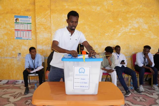 (251225) -- MOGADISHU, Dec. 25, 2025 (Xinhua) -- A Somali voter casts his vote at a polling station in Mogadishu, Somalia, Dec. 25, 2025. More than 500,000 voters in Somalia's capital, Mogadishu, cast ballots on Thursday in municipal elections widely seen as a key step toward the country's first direct national elections in more than five decades, scheduled for 2026. (Photo by Hassan Bashi/Xinhua)