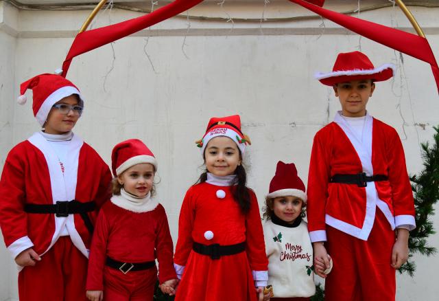 (251225) -- DAMASCUS, Dec. 25, 2025 (Xinhua) -- Photo taken on Dec. 25, 2025, shows Syrian kids dressed in Santa Claus outfits during a Christmas celebration in Damascus, Syria. (Photo by Ammar Safarjalani/Xinhua)