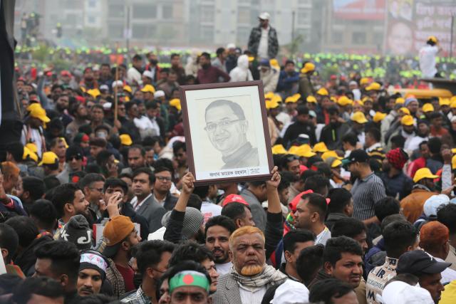 (251225) -- DHAKA, Dec. 25, 2025 (Xinhua) -- Supporters gather along a road as Tarique Rahman, Bangladesh Nationalist Party (BNP)'s acting chairperson and son of ex-Prime Minister Begum Khaleda Zia, arrives in Dhaka, Bangladesh, Dec. 25, 2025. BNP's acting chairperson Rahman returned to the country Thursday after spending 17 years in exile in Britain. (Photo by Habibur Rahman/Xinhua)