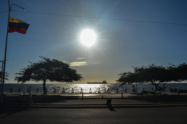 (251225) -- CARACAS, Dec. 25, 2025 (Xinhua) -- Photo taken on Dec. 23, 2025 shows an oil tanker anchored in Lake Maracaibo, in the state of Zulia, Venezuela. (Str/Xinhua)