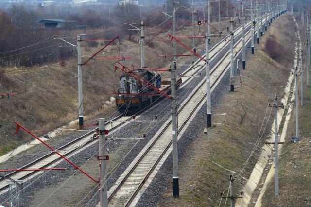 (251226) -- KHASHURI, Dec. 26, 2025 (Xinhua) -- This photo taken on Dec. 24, 2025 shows the rails extending from the Tunnel 9 of the Georgian Railway Modernization Project in Khashuri, Georgia. The China-built modern railway was put into operation on Wednesday in Georgia, a key transit country for cargo and passenger transport between Asia and Europe.
   Georgian Prime Minister Irakli Kobakhidze, Minister of Economy and Sustainable Development Mariam Kvrivishvili, Director General of Georgian Railway Lasha Abashidze and about 150 guests attended the inauguration ceremony of the project in the country's central city of Khashuri on Wednesday evening.
     The railway stretches approximately 41 km. According to Georgian Railway, after the upgrade, its annual freight capacity will increase from 27 million to 48 million tons. (Xinhua/Chen Junfeng)