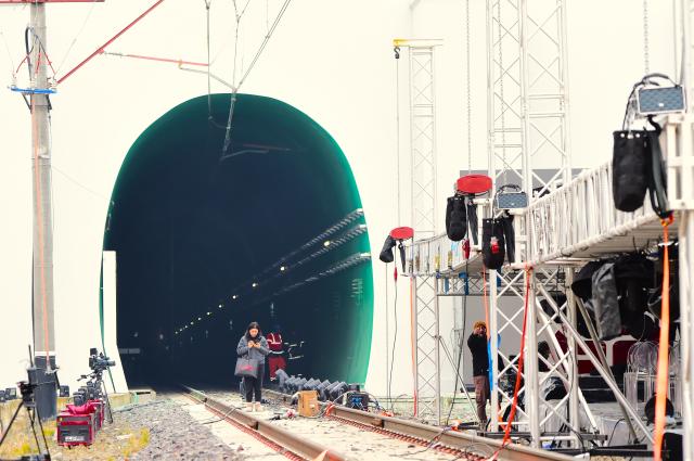 (251226) -- KHASHURI, Dec. 26, 2025 (Xinhua) -- People are seen at an entrance of Tunnel 9 of the Georgian Railway Modernization Project in Khashuri, Georgia, Dec. 24, 2025. The China-built modern railway was put into operation on Wednesday in Georgia, a key transit country for cargo and passenger transport between Asia and Europe.
   Georgian Prime Minister Irakli Kobakhidze, Minister of Economy and Sustainable Development Mariam Kvrivishvili, Director General of Georgian Railway Lasha Abashidze and about 150 guests attended the inauguration ceremony of the project in the country's central city of Khashuri on Wednesday evening.
     The railway stretches approximately 41 km. According to Georgian Railway, after the upgrade, its annual freight capacity will increase from 27 million to 48 million tons. (Xinhua/Chen Junfeng)
