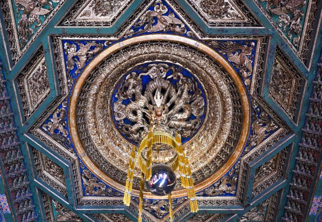 (251226) -- BEIJING, Dec. 26, 2025 (Xinhua) -- This photo taken on Dec. 25, 2025 shows a caisson ceiling of the Hall of Mental Cultivation (Yangxin dian) at the Palace Museum in Beijing, capital of China. After nearly a decade of comprehensive renovation, the Hall of Mental Cultivation reopened to the public on Friday. (Xinhua/Jin Liangkuai)