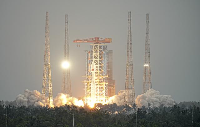 (251226) -- WENCHANG, Dec. 26, 2025 (Xinhua) -- A Long March-8A carrier rocket carrying a group of internet satellites blasts off from the Hainan commercial spacecraft launch site in south China's Hainan Province, Dec. 26, 2025. The rocket lifted off at 7:26 a.m. (Beijing Time) on Friday. It successfully placed the payloads, the 17th group of low-orbit internet satellites, into preset orbit. (Photo by Liu Jianqiu/Xinhua)