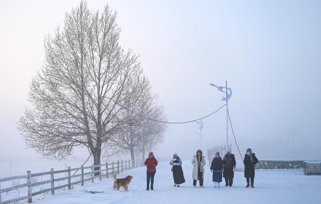 (251226) -- GENHE, Dec. 26, 2025 (Xinhua) -- Tourists visit Genhe City, north China's Inner Mongolia Autonomous Region, on Dec. 26, 2025. The low temperature in Genhe, known as "China's cold pole," hits minus 45 degrees Celsius on Friday morning. (Xinhua/Bei He)