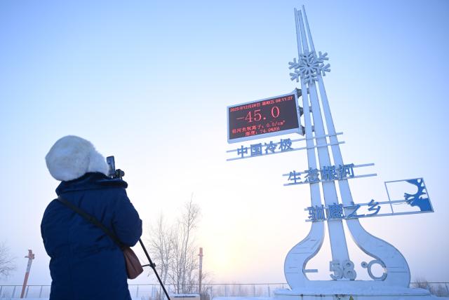 (251226) -- GENHE, Dec. 26, 2025 (Xinhua) -- A video blogger does livestream in Genhe City, north China's Inner Mongolia Autonomous Region, on Dec. 26, 2025. The low temperature in Genhe, known as "China's cold pole," hits minus 45 degrees Celsius on Friday morning. (Xinhua/Bei He)