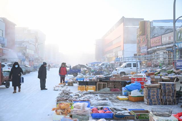 (251226) -- GENHE, Dec. 26, 2025 (Xinhua) -- Citizens select products at a morning market in Genhe City, north China's Inner Mongolia Autonomous Region, on Dec. 26, 2025. The low temperature in Genhe, known as "China's cold pole," hits minus 45 degrees Celsius on Friday morning. (Xinhua/Bei He)