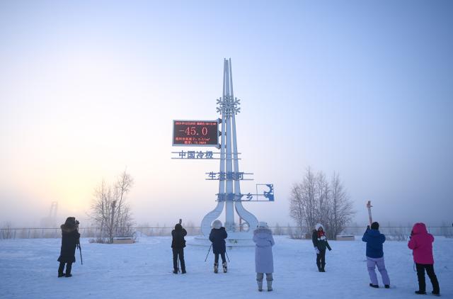 (251226) -- GENHE, Dec. 26, 2025 (Xinhua) -- Tourists visit Genhe City, north China's Inner Mongolia Autonomous Region, on Dec. 26, 2025. The low temperature in Genhe, known as "China's cold pole," hits minus 45 degrees Celsius on Friday morning. (Xinhua/Bei He)