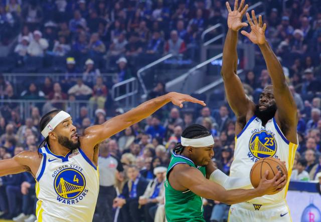 (251226) -- SAN FRANCISCO, Dec. 26, 2025 (Xinhua) -- Draymond Green (R) and Moses Moody (L) of Golden State Warriors defend Brandon Williams of Dallas Mavericks during the 2025-2026 NBA regular season game between Golden State Warriors and Dallas Mavericks in San Francisco, the United States, Dec. 25, 2025. (Photo by Arthur Dong/Xinhua)