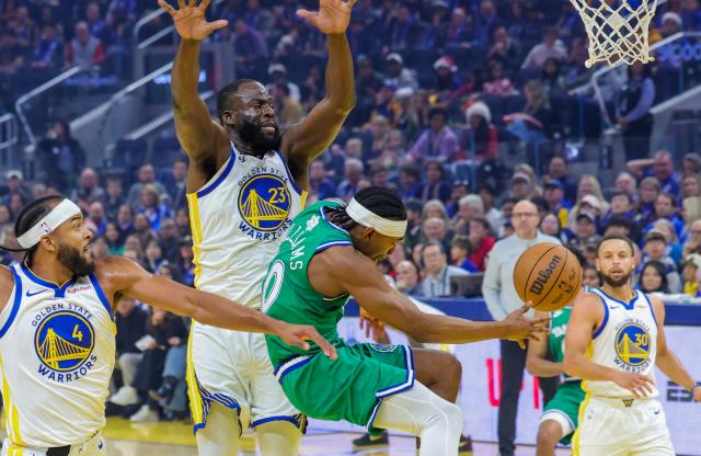 (251226) -- SAN FRANCISCO, Dec. 26, 2025 (Xinhua) -- Brandon Williams (front R) of Dallas Mavericks passes the ball during the 2025-2026 NBA regular season game between Golden State Warriors and Dallas Mavericks in San Francisco, the United States, Dec. 25, 2025. (Photo by Arthur Dong/Xinhua)
