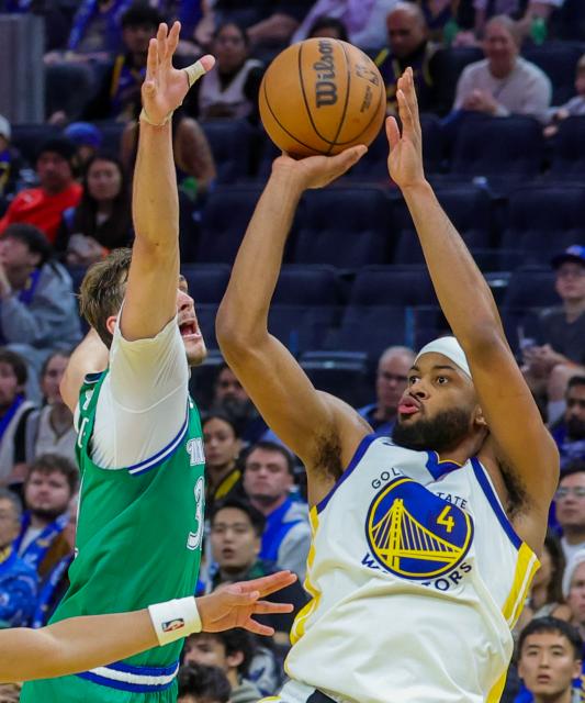 (251226) -- SAN FRANCISCO, Dec. 26, 2025 (Xinhua) -- Moses Moody (R) of Golden State Warriors shoots during the 2025-2026 NBA regular season game between Golden State Warriors and Dallas Mavericks in San Francisco, the United States, Dec. 25, 2025. (Photo by Arthur Dong/Xinhua)