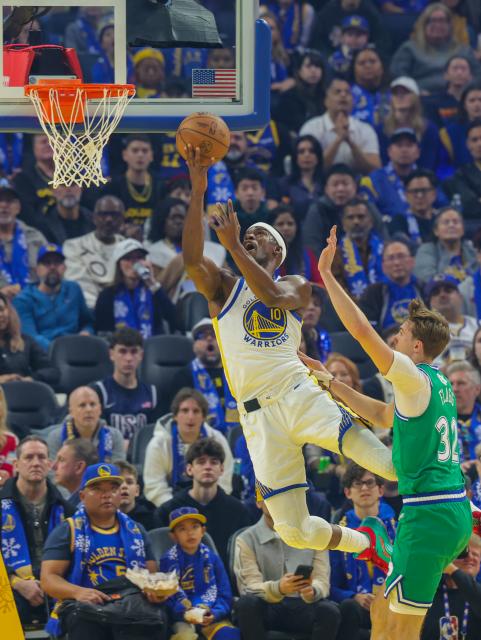 (251226) -- SAN FRANCISCO, Dec. 26, 2025 (Xinhua) -- Jimmy Butler III (L) of Golden State Warriors goes for a lay-up during the 2025-2026 NBA regular season game between Golden State Warriors and Dallas Mavericks in San Francisco, the United States, Dec. 25, 2025. (Photo by Arthur Dong/Xinhua)