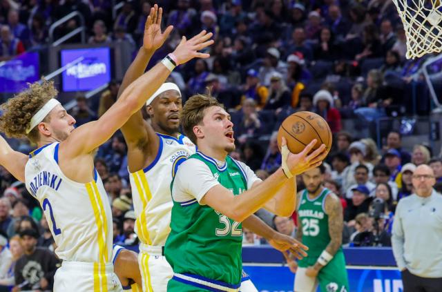 (251226) -- SAN FRANCISCO, Dec. 26, 2025 (Xinhua) -- Cooper Flagg (front R) of Dallas Mavericks breaks through during the 2025-2026 NBA regular season game between Golden State Warriors and Dallas Mavericks in San Francisco, the United States, Dec. 25, 2025. (Photo by Arthur Dong/Xinhua)