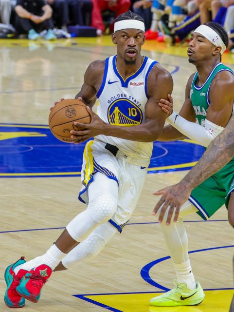 (251226) -- SAN FRANCISCO, Dec. 26, 2025 (Xinhua) -- Jimmy Butler III (L) of Golden State Warriors breaks through during the 2025-2026 NBA regular season game between Golden State Warriors and Dallas Mavericks in San Francisco, the United States, Dec. 25, 2025. (Photo by Arthur Dong/Xinhua)