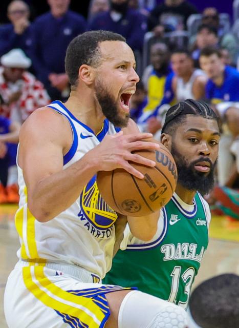 (251226) -- SAN FRANCISCO, Dec. 26, 2025 (Xinhua) -- Stephen Curry (L) of Golden State Warriors breaks through during the 2025-2026 NBA regular season game between Golden State Warriors and Dallas Mavericks in San Francisco, the United States, Dec. 25, 2025. (Photo by Arthur Dong/Xinhua)
