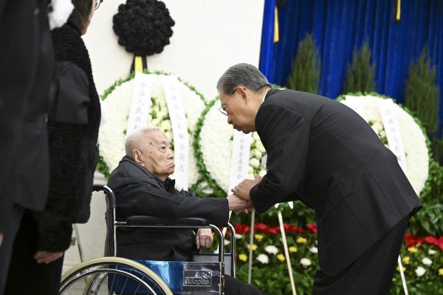 (251226) -- BEIJING, Dec. 26, 2025 (Xinhua) -- Zhao Leji shakes hands with a family member of Peng Peiyun to express deep condolences in Beijing, capital of China, Dec. 26, 2025. The remains of former senior Chinese legislator Peng Peiyun were cremated in Beijing on Friday. 
  Entrusted by the Communist Party of China (CPC) Central Committee, Zhao Leji, Cai Qi, Ding Xuexiang and Han Zheng paid their final respects to Peng at the Babaoshan Revolutionary Cemetery. They expressed condolences over her passing and offered sympathies to her family. (Xinhua/Yan Yan)