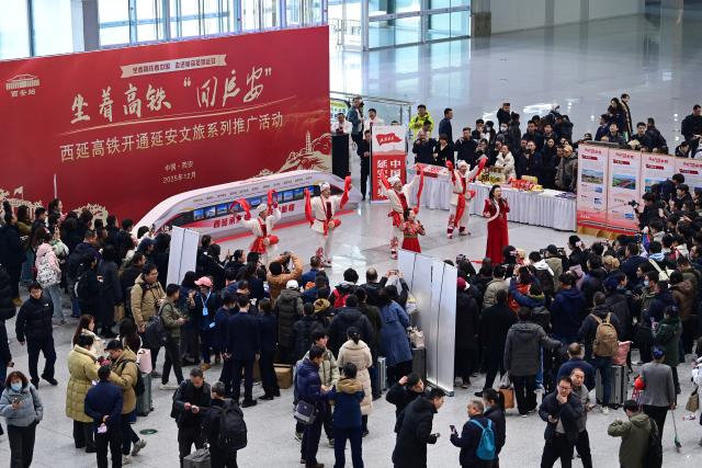 (251226) -- XI'AN, Dec. 26, 2025 (Xinhua) -- People perform during a promotional event marking the operation of Xi'an-Yan'an high-speed railway at Xi'an North Railway Station in northwest China's Shaanxi Province, on Dec. 26, 2025. A sleek silver bullet train departed Yan'an in northwest China's Shaanxi Province on Friday, linking the sacred revolutionary heartland to the country's rapidly expanding high-speed rail network.
   The newly opened 299-km line connects Yan'an with Xi'an, the provincial capital and home to the famed Terracotta Warriors, slashing travel time between the two cities from about 2.5 hours to roughly one hour.
   Designed for operations of up to 350 km per hour, the line marked the fastest train running on the Loess Plateau. (Xinhua/Zou Jingyi)