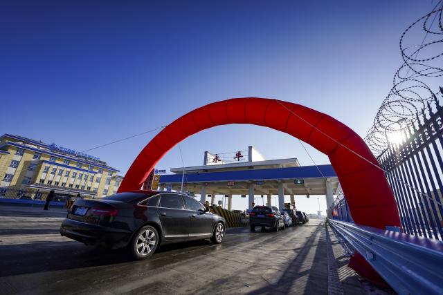 (251226) -- URUMQI, Dec. 26, 2025 (Xinhua) -- Vehicles wait to pass a toll station for the Urumqi-Yuli Expressway in Urumqi County, northwest China's Xinjiang Uygur Autonomous Region, Dec. 26, 2025. The 22.13-km Tianshan Shengli Tunnel, the world's longest expressway tunnel, officially opened to traffic on Friday.
   Traversing the central Tianshan Mountains in northwest China's Xinjiang Uygur Autonomous Region, the tunnel slashes what was once a several-hour mountain drive to just 20 minutes.
   As a vital artery linking city clusters in northern and southern Xinjiang, the G0711 Urumqi-Yuli Expressway, including the tunnel, entered operation on the same day. (Xinhua/Xu Hongyan)