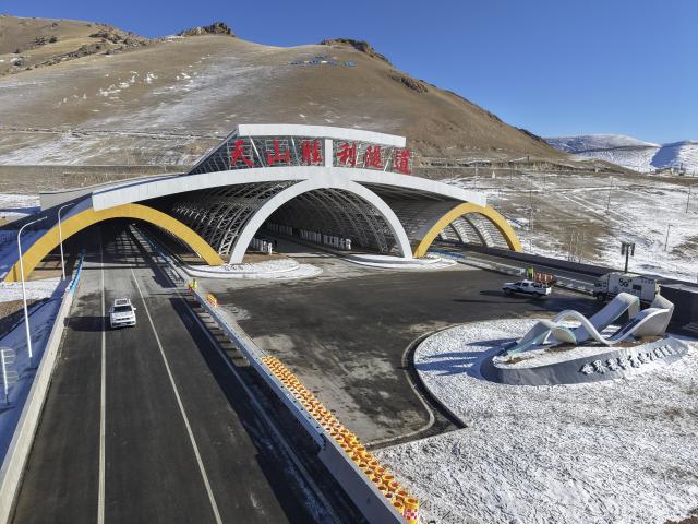 (251226) -- URUMQI, Dec. 26, 2025 (Xinhua) -- An aerial drone photo shows a vehicle driving out from the Tianshan Shengli Tunnel on Urumqi-Yuli Expressway in northwest China's Xinjiang Uygur Autonomous Region, Dec. 26, 2025. The 22.13-km Tianshan Shengli Tunnel, the world's longest expressway tunnel, officially opened to traffic on Friday.
   Traversing the central Tianshan Mountains in northwest China's Xinjiang Uygur Autonomous Region, the tunnel slashes what was once a several-hour mountain drive to just 20 minutes.
   As a vital artery linking city clusters in northern and southern Xinjiang, the G0711 Urumqi-Yuli Expressway, including the tunnel, entered operation on the same day. (Xinhua/Hu Huhu)
