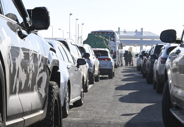 (251226) -- URUMQI, Dec. 26, 2025 (Xinhua) -- Vehicles wait to pass a toll station for the Urumqi-Yuli Expressway in Urumqi County, northwest China's Xinjiang Uygur Autonomous Region, Dec. 26, 2025. The 22.13-km Tianshan Shengli Tunnel, the world's longest expressway tunnel, officially opened to traffic on Friday.
   Traversing the central Tianshan Mountains in northwest China's Xinjiang Uygur Autonomous Region, the tunnel slashes what was once a several-hour mountain drive to just 20 minutes.
   As a vital artery linking city clusters in northern and southern Xinjiang, the G0711 Urumqi-Yuli Expressway, including the tunnel, entered operation on the same day. (Xinhua/Wang Fei)
