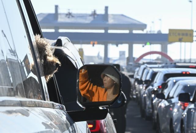 (251226) -- URUMQI, Dec. 26, 2025 (Xinhua) -- Vehicles wait to pass a toll station for the Urumqi-Yuli Expressway in Urumqi County, northwest China's Xinjiang Uygur Autonomous Region, Dec. 26, 2025. The 22.13-km Tianshan Shengli Tunnel, the world's longest expressway tunnel, officially opened to traffic on Friday.
   Traversing the central Tianshan Mountains in northwest China's Xinjiang Uygur Autonomous Region, the tunnel slashes what was once a several-hour mountain drive to just 20 minutes.
   As a vital artery linking city clusters in northern and southern Xinjiang, the G0711 Urumqi-Yuli Expressway, including the tunnel, entered operation on the same day. (Xinhua/Wang Fei)