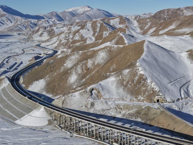 (251226) -- URUMQI, Dec. 26, 2025 (Xinhua) -- An aerial drone photo shows the Urumqi-Yuli Expressway in Hejing County, northwest China's Xinjiang Uygur Autonomous Region, Dec. 26, 2025. The 22.13-km Tianshan Shengli Tunnel, the world's longest expressway tunnel, officially opened to traffic on Friday.
   Traversing the central Tianshan Mountains in northwest China's Xinjiang Uygur Autonomous Region, the tunnel slashes what was once a several-hour mountain drive to just 20 minutes.
   As a vital artery linking city clusters in northern and southern Xinjiang, the G0711 Urumqi-Yuli Expressway, including the tunnel, entered operation on the same day. (Xinhua/Hu Huhu)