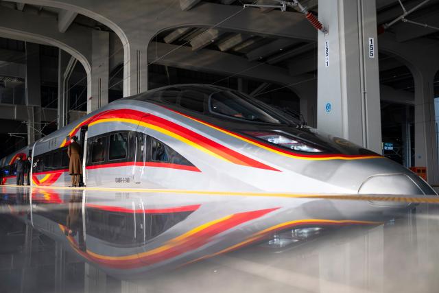 (251226) -- YICHANG, Dec. 26, 2025 (Xinhua) -- A bullet train parks at the Yichang North Railway Station in Yichang, central China's Hubei Province, Dec. 26, 2025. The Wuhan-Yichang section of a high-speed railway linking east China's Shanghai, southwest China's Chongqing and Chengdu of southwest China's Sichuan Province was officially put into operation on Friday. 
   With a total length of 314 kilometers and a designed speed of 350 kilometers per hour, the Wuhan-Yichang section of the railway is a part of China's high-speed rail network along the Yangtze River. (Xinhua/Wu Zhizun)