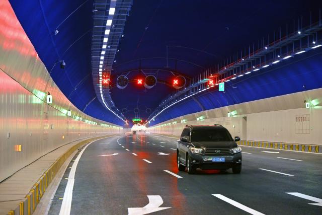 (251226) -- QINGDAO, Dec. 26, 2025 (Xinhua) -- A car drives in the Laohu Mountain Tunnel in Qingdao, east China's Shandong Province, Dec. 26, 2025. The Laohu Mountain Tunnel is an integral part of the Tangshan Road interchange and connection line project along the Qingdao-Yinchuan Expressway, which was opened to traffic on Friday. 
   The tunnel spans a total length of 1,551 meters and features eight lanes in a bidirectional double-tunnel configuration. Its maximum excavation span is 31.8 meters, with a maximum excavation cross-section of 447.62 square meters. (Xinhua/Li Ziheng)