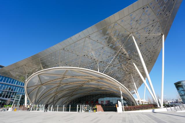 (251226) -- BEIJING, Dec. 26, 2025 (Xinhua) -- This photo taken on Dec. 25, 2025 shows an exterior view of the Beijing Tongzhou Railway Station in Beijing, capital of China. The railway station, located in the comprehensive transportation hub of Beijing's sub-center Tongzhou District, will be officially put into operation on Dec. 30. (Xinhua/Ju Huanzong)