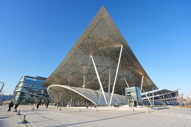 (251226) -- BEIJING, Dec. 26, 2025 (Xinhua) -- This photo taken on Dec. 25, 2025 shows an exterior view of the Beijing Tongzhou Railway Station in Beijing, capital of China. The railway station, located in the comprehensive transportation hub of Beijing's sub-center Tongzhou District, will be officially put into operation on Dec. 30. (Xinhua/Ju Huanzong)