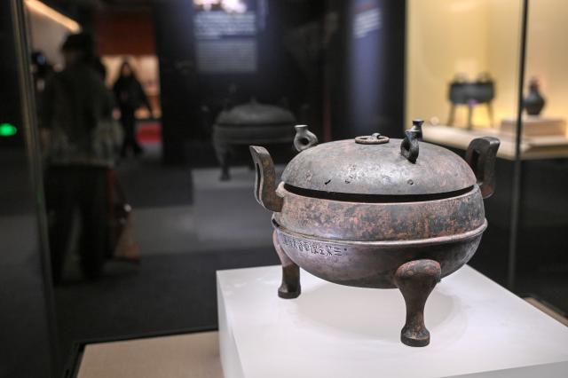 (251226) -- BEIJING, Dec. 26, 2025 (Xinhua) -- This photo taken on Dec. 26, 2025 shows an exhibit at the exhibition "Echoes of King Kaolie -- Archaeological Discoveries from the Wuwangdun Tomb No. 1" in the National Museum of China in Beijing, capital of China. The exhibition kicked off here on Friday, featuring more than 200 pieces of exhibits unearthed from the Wuwangdun Tomb No. 1.
   Built in the Warring States period (475 B.C.-221 B.C.), the Wuwangdun tomb in Huainan City of east China's Anhui Province has been recognized as the largest and highest-grade tomb with the most complex structure from the ancient Chu state that has been so far excavated. (Xinhua/Jin Liangkuai)