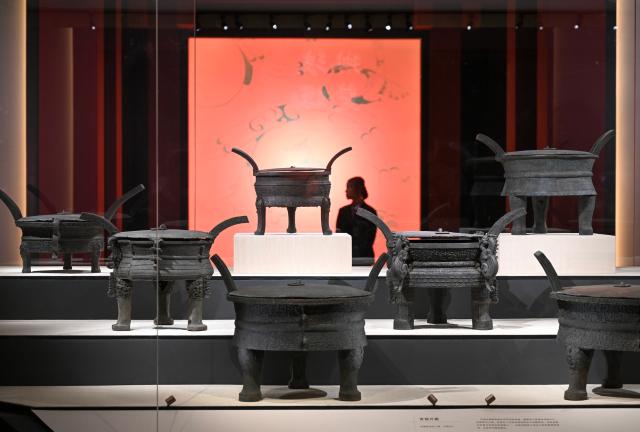 (251226) -- BEIJING, Dec. 26, 2025 (Xinhua) -- This photo taken on Dec. 26, 2025 shows exhibits at the exhibition "Echoes of King Kaolie -- Archaeological Discoveries from the Wuwangdun Tomb No. 1" in the National Museum of China in Beijing, capital of China. The exhibition kicked off here on Friday, featuring more than 200 pieces of exhibits unearthed from the Wuwangdun Tomb No. 1.
   Built in the Warring States period (475 B.C.-221 B.C.), the Wuwangdun tomb in Huainan City of east China's Anhui Province has been recognized as the largest and highest-grade tomb with the most complex structure from the ancient Chu state that has been so far excavated. (Xinhua/Jin Liangkuai)