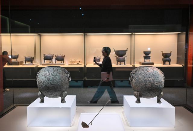 (251226) -- BEIJING, Dec. 26, 2025 (Xinhua) -- This photo taken on Dec. 26, 2025 shows exhibits at the exhibition "Echoes of King Kaolie -- Archaeological Discoveries from the Wuwangdun Tomb No. 1" in the National Museum of China in Beijing, capital of China. The exhibition kicked off here on Friday, featuring more than 200 pieces of exhibits unearthed from the Wuwangdun Tomb No. 1.
   Built in the Warring States period (475 B.C.-221 B.C.), the Wuwangdun tomb in Huainan City of east China's Anhui Province has been recognized as the largest and highest-grade tomb with the most complex structure from the ancient Chu state that has been so far excavated. (Xinhua/Jin Liangkuai)